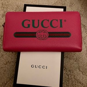 Gucci zip up wallet